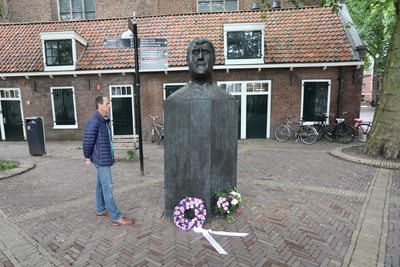 850752 Portret van Anton Geesink jr. bij het borstbeeld van zijn vader, de beroemde judoka en sportbestuurder Anton ...